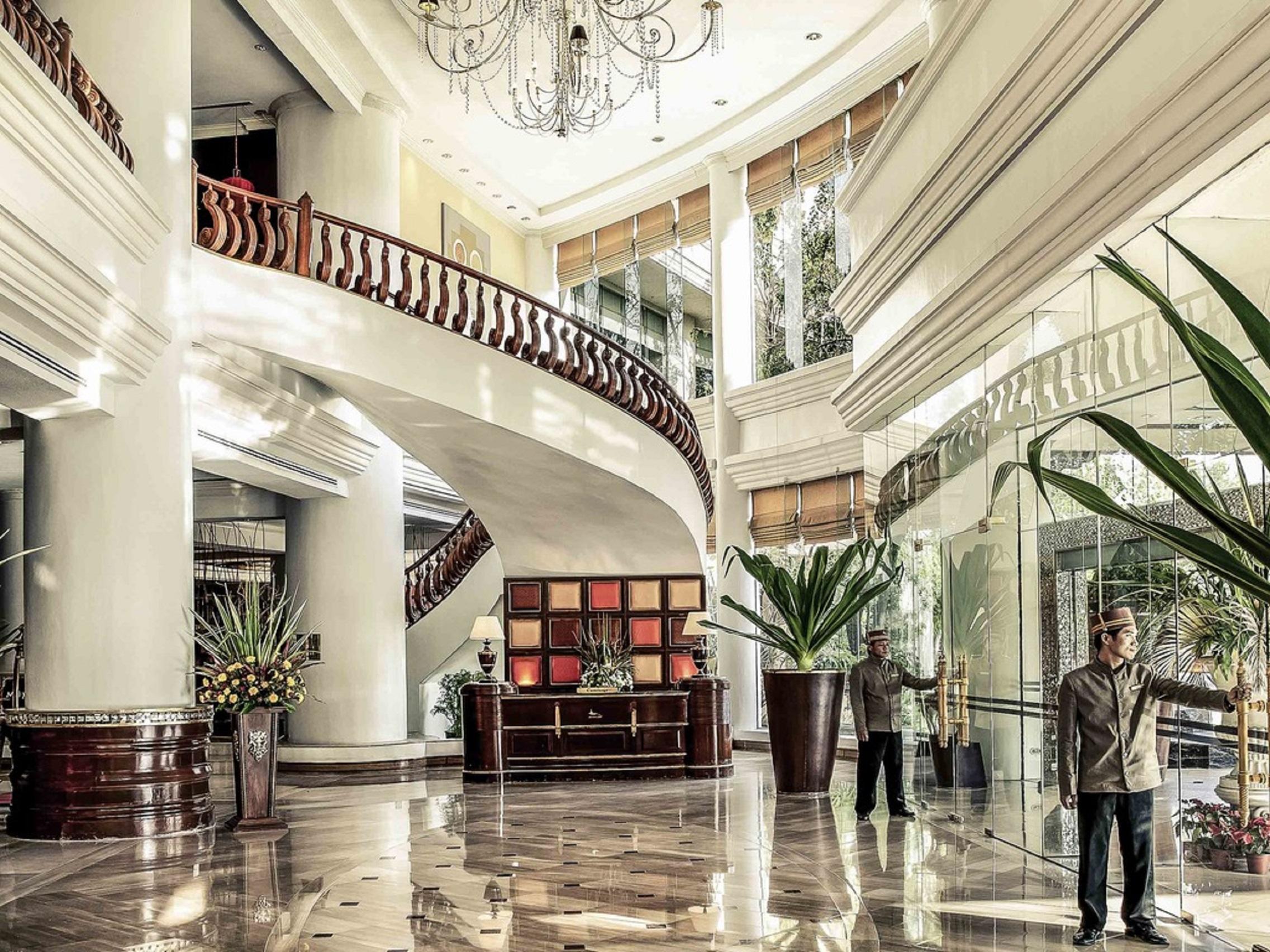 Mercure Mandalay Hill Resort Bagian luar foto